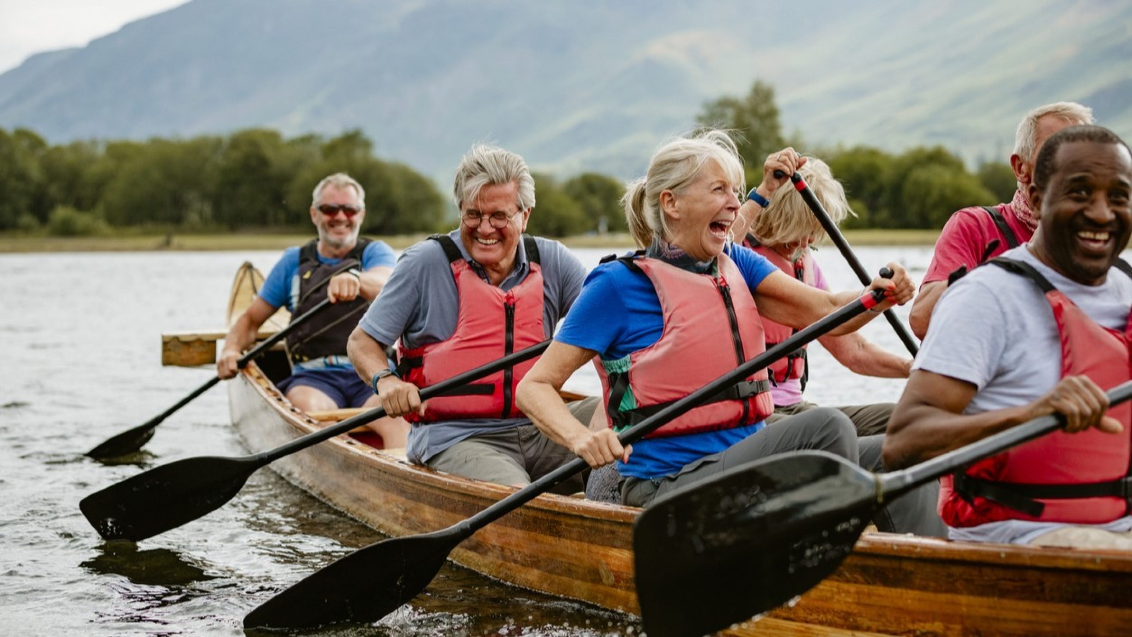 Senioren geniessen ihren individuellen Ruhestand auf dem Ruderboot