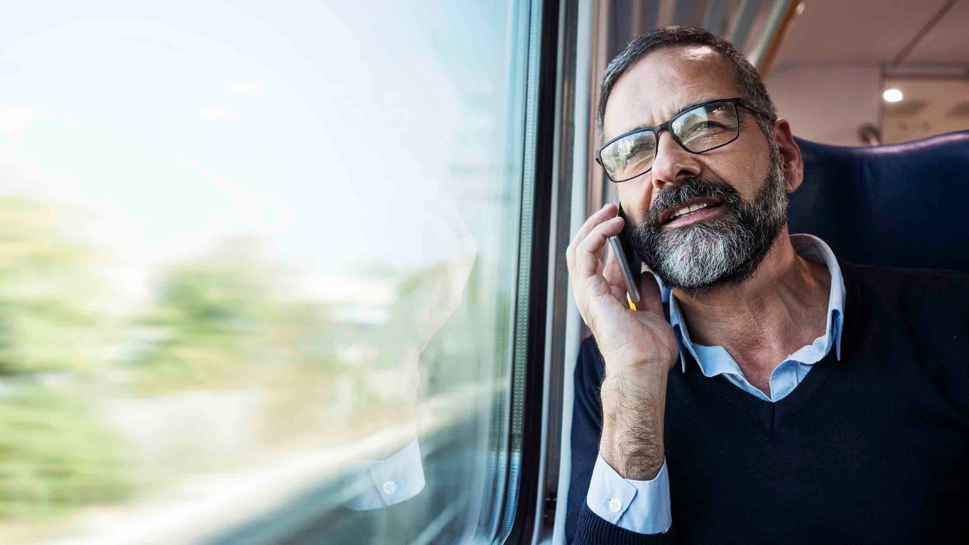 Ein Mann mit Bart und Brille sitzt im fahrenden Zug und telefoniert mit einem Experten von Swiss Life Wealth Managers. Er erläutert ihm die Vorteile einer massgeschneiderten Freizügigkeitslösung. Diese wären: selbstbestimmt vorzugehen, Renditechancen zu nutzen und eine steueroptimierte Auszahlung der Vorsorgegelder zu planen.